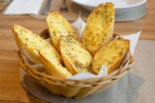 A basket of garlic bread.